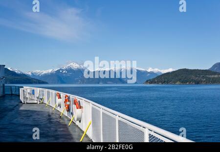 Malerische schneebedeckte Küstenberge von einem BC-Fährdeck aus, das im Winter zur Sunshine Coast, British Columbia, unterwegs ist. BC Ferries. Stockfoto