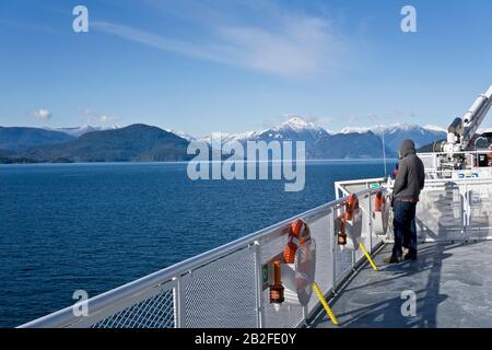 Blick von einer BC-Fähre, die im Winter zur Sunshine Coast von British Columbia fährt. Wunderschöner Blick auf das Wasser und die Berge auf einem BC Ferries Deck. Stockfoto