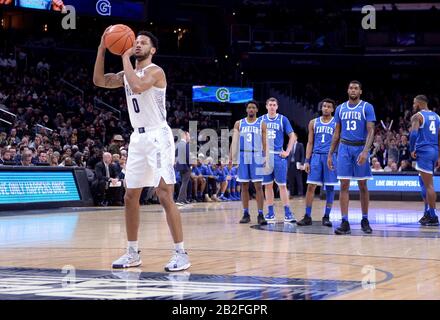 Washington, DC, USA. März 2020. 20200301 - der Garde von Georgetown JAHVON BLAIR (0) schießt einen technischen Foulschuss, als Xavier Guard PAUL SCRUGGS (1), Xavier Guard QUENTIN Goodin (3), Xavier Forward TYRIQUE JONES (4), Xavier Forward NAJI MARSHALL (13) und Xavier Forward JASON CARTER (25) sehen während der zweiten Hälfte in der Capital One Arena in Washington auf. Credit: Chuck Myers/ZUMA Wire/Alamy Live News Stockfoto