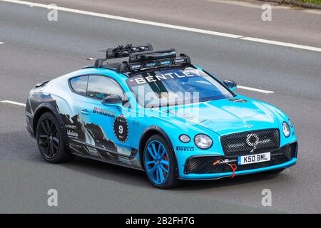 2021 Blue Badass Bentley GT V8 Bomber; der normale 6.0-Liter-W-12-Motor des Continental GT mit 626 PS. Arctic Exploration Build, Diese einmalige Aktion wurde für das Zell am See-Eisrennen entwickelt, wo sie von Rallye-Champion Catie Munnings gefahren wird. Das legendäre Eisrennen findet auf dem Flughafen von Zell am See-Kaprun in Chorley, Manchester, statt. Stockfoto