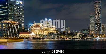 Singapur, Singapur - 14. FEBRUAR 2020: Blick auf die Skyline von Singapur City in der Nacht Stockfoto