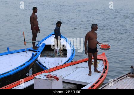 Drei Männer auf ihren Booten am Ganga River Stockfoto