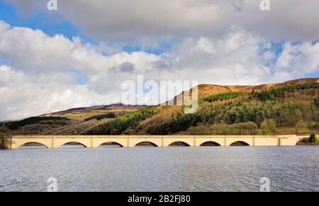 Ashopton Bridge Viadukt, Ladybower Reservoir, Derbyshire Peak District, England, Großbritannien Stockfoto