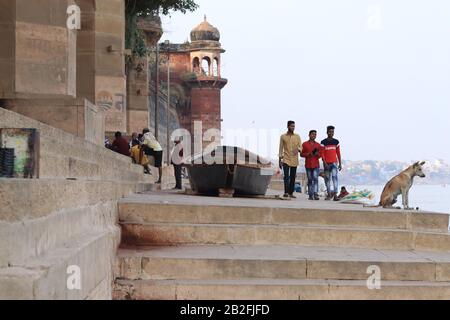 Aktivitäten der Menschen am Ufer des Ganga River in Varanasi Stockfoto