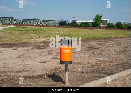 12.06.2019, Berlin, Deutschland, Europa - Orange Mülltonne des Berliner Abfallwirtschaftsdienstes BSR mit dem Label Parkranger im Regierungsbezirk. Stockfoto