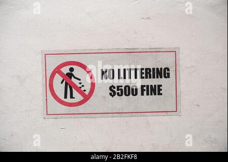 17.01.2020, Singapur, Republik Singapur, Asien - EINE Mitteilung in Chinatown informiert über die zu zahlende Geldstrafe von 500 Singapur-Dollar wegen verbotener Litterei. Stockfoto