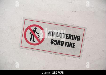 17.01.2020, Singapur, Republik Singapur, Asien - EINE Mitteilung in Chinatown informiert über die zu zahlende Geldstrafe von 500 Singapur-Dollar wegen verbotener Litterei. Stockfoto