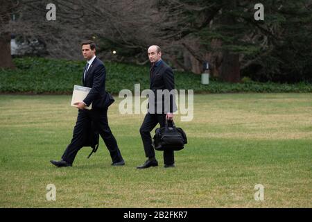 Charlotte, North Carolina. März 2020. John Mcentee, persönlicher Berater von US-Präsident Donald Trump, verließ, Und Stephen Miller, Senior Advisor des Weißen Hauses für Politik, spazieren Sie am Montag, 2. März 2020 auf dem South Lawn des Weißen Hauses in Washington, DC, USA, in Richtung Marine One, da der Präsident der Vereinigten Staaten Donald J. Trump zu einer "Keep America Great Rally" in Charlotte, North Carolina startet. Kredit: Stefani Reynolds/CNP weltweite Nutzung Credit: Dpa / Alamy Live News Stockfoto