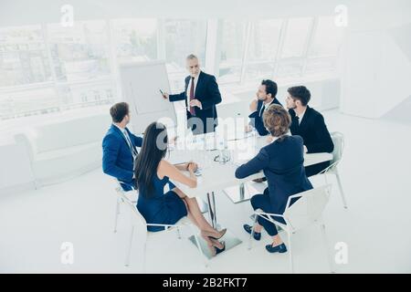 Der Leiter, der die Präsentation vorstellt und die Finanzstatistik des Unternehmens anzeigt Stockfoto