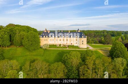 Frankreich, Cher, Apremont sur Allier, beschriftet Les Plus Beaux Villages de France (Die Schönsten Dörfer Frankreichs), Parc Floral and Castle (Luftbild) Stockfoto