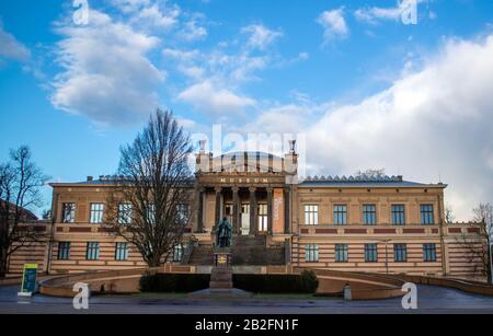 25. Februar 2020, Mecklenburg-Vorpommern, Schwerin: Das Große Haus des Landesmuseums. Die Sammlungen des Staatliches Museums Schwerin umfassen mehr als 100.000 Kunstwerke Foto: Jens Büttner/dpa-Zentralbild/ZB Stockfoto