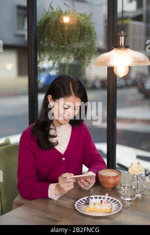 Frau im Cafe Stockfoto