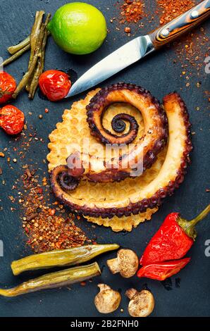 Gegrillter Kraken mit geröstetem Gemüse.Octopus-Tentakel auf Grill Stockfoto