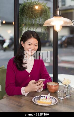 Frau im Cafe Stockfoto