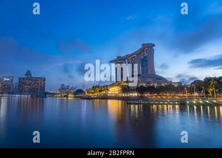 Singapore CITY, SINGAPUR - 12. FEBRUAR 2020: Marina Bay Sands nachts das größte Hotel in Asien. Es wurde am 27. April 2010 eröffnet. Stockfoto