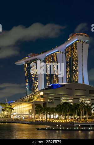 Singapore CITY, SINGAPUR - 13. FEBRUAR 2020: Marina Bay Sands nachts das größte Hotel in Asien. Es wurde am 27. April 2010 eröffnet. Stockfoto