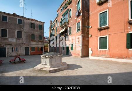 San Ternita Platz in Venedig, Italien - typisch historisch gut geeignet, ohne Touristen und Einwohner Stockfoto