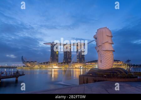 Singapur STADT SINGAPUR: 13. Februar 2020: Singapur Merlion Park im Stadtzentrum von Singapur Geschäftsviertel bei Sonnenaufgang Stockfoto