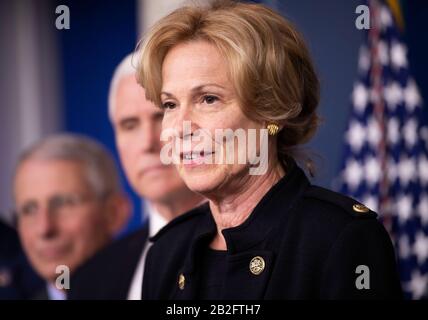 Washington, DC, USA. März 2020. Die Ansprechkoordinatorin Deborah Birx (Front) des White House Coronavirus nimmt am 2. März 2020 an einer Pressekonferenz zum Coronavirus im Weißen Haus in Washington, DC, den Vereinigten Staaten Teil. Die US-amerikanischen Centers for Disease Control and Prevention (CDC) kündigten am Montag an, dass es derzeit 91 Fälle von COVID-19 im Land gibt, von nur 60 Fällen am Tag. Kredit: Liu Jie/Xinhua/Alamy Live News Stockfoto