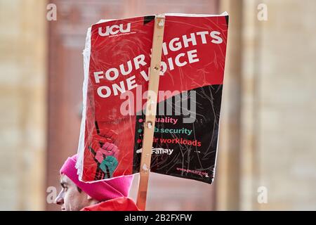 Mitglieder der UCU (University and College Union) protestieren am 02. März 2020 außerhalb der Bodleian Library, University of Oxford England, über Änderungen ihrer Rentenansprüche der USS (Universities Superannuation Scheme). Stockfoto