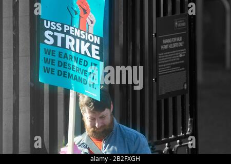 Mitglieder der UCU (University and College Union) protestieren am 02. März 2020 außerhalb des Radcliffe Observatoriums, der Universität von Oxford England, über Änderungen ihrer Rentenansprüche der USS (Universities Superannuation Scheme). Stockfoto