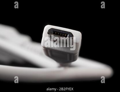Micro-USB-Stecker Typ B oder USB-B und weißes Kabel Nahaufnahme. Stockfoto