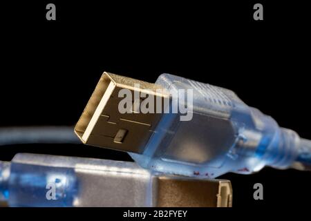 USB-Stecker an blauem Kabel mit Logo. Stecker Typ A, Standard, schwarz isoliert. Stockfoto