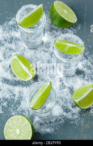 Mexikanischer Tequila in kurzen Gläsern mit Kalk und Salz Stockfoto