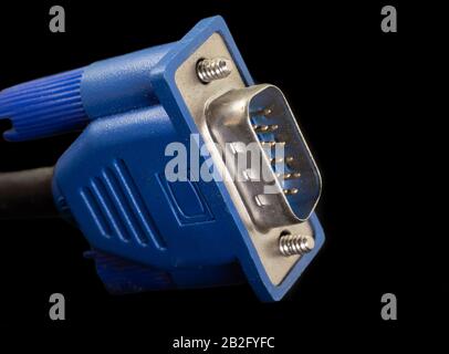 VGA-Stecker für Bildschirme und Videoübertragung. Blauer Standardstecker mit isolierten Schrauben. Stockfoto