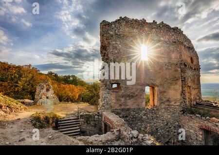 Ruine der Burg Oponice - Slowakei, Sonne im Fenster Stockfoto