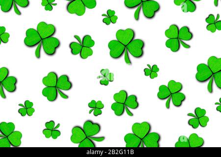 Muster von grünen Kleeblättern oder Shamrocks isoliert auf weißem Hintergrund. St. Patrick's Day Holiday Konzept. Federhintergrund. Stockfoto