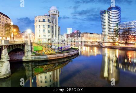 Österreich, Modernes Wien mit Donau-Kanal nachts, Wien Stockfoto