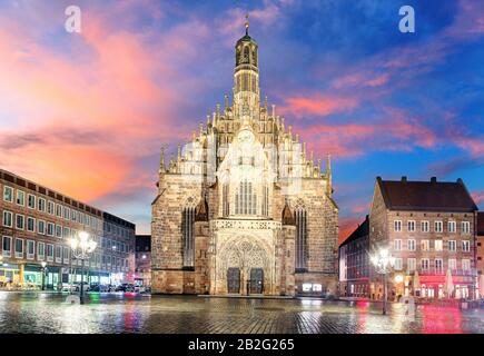 Hauptmarkt mit Frauenkirche Kirche Andmarketplace in Nürnberg, Bayern, Deutschland. Stockfoto