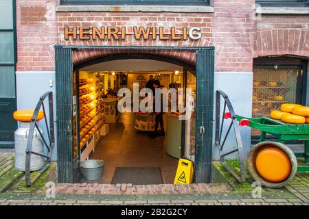 Holländischer Käse, Käseräder auf den Holzregalen im Amsterdamer Laden oder Laden, Niederlande Stockfoto