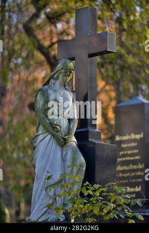 Trauerfigur, Greifer, Alter St.-Matthäus-Kirchhof, Schöneberg, Berlin, Deutschland Stockfoto