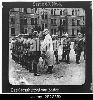 Projektion für alle - der Weltkrieg: Siegerleiche Führer Serie 60. Nr. 4. Der Großherzog von Baden. Friedrich II (1857-1928) war der letzte Großherzog von Baden. Er dante 1918 ab.- die Firma "Projektion für alle" wurde 1905 von Max Skladanowsky (1861-1939) gegrüstet. Sie produzierte bis zum Jahre 1928 fast 100 Serien zu je 24 Glasdias im Format 8,3 x 8,3 cm im Sog. Bromsilber-Gelatin-Trockenplatten Verfahren. Die ersten Städte vor allem in den Bundesländern, Länder aber auch Märchen und Sagen, das alte Testament und der Erste Weltkrieg. Stockfoto