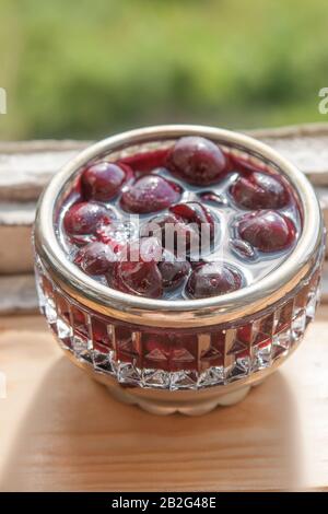 Kirschmarmelade in einer alten Vintage-Glasschale. Stockfoto