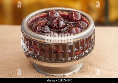 Kirschmarmelade in einer alten Vintage-Glasschale. Stockfoto