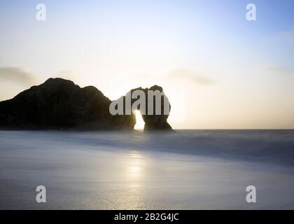 Durdle Door Sunrise and Motion Blur Waves, Dorset, England, Großbritannien Stockfoto