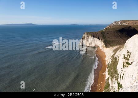 Luftansicht von Bat-Kopf, Strand, Meer- und Kreidefelsen, Jurassic Coast, Dorset, England, Großbritannien Stockfoto