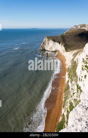 Luftansicht von Bat-Kopf, Strand, Meer- und Kreidefelsen, Jurassic Coast, Dorset, England, Großbritannien Stockfoto