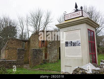 Alte K1-Telefonbox und verlassene Gebäude, Tyneham Village, Dorset, England, Großbritannien Stockfoto