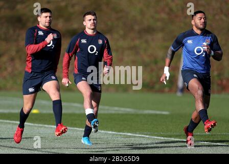 Englands Ben Youngs, Henry Slade und Manu Tuilagi (rechts) während der Trainingseinheit im Pennyhill Park, Bagshot. Stockfoto