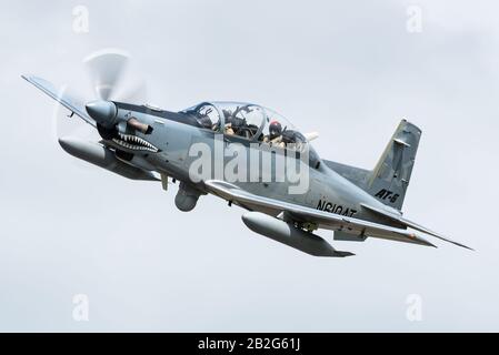 Die Beechcraft T-6 Texan II ist ein einmotoriges Turboprop-Flugzeug, das von der Raytheon Aircraft Company gebaut wurde. Stockfoto