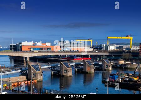 Laganside Belfast zeigt Harland und Wolfe und M3-Brücke Stockfoto