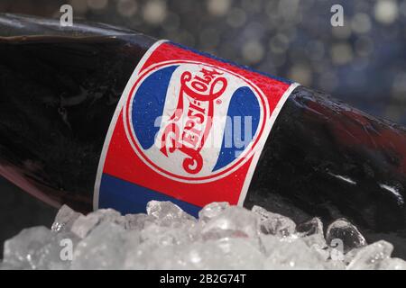 Koszalin, Polen - 3. März 2020: Geschlossene Pepsi-Glasflasche aus der Nähe. Pepsi ist ein beliebtes alkoholfreies Getränk mit Kohlensäure, das von PepsiCo hergestellt wird Stockfoto