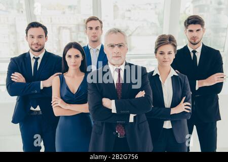 Gruppe von sechs selbstbewussten Geschäftsleuten, die zusammen stehen Stockfoto