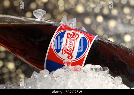 Koszalin, Polen - 3. März 2020: Geschlossene Pepsi-Glasflasche aus der Nähe. Pepsi ist ein beliebtes alkoholfreies Getränk mit Kohlensäure, das von PepsiCo hergestellt wird Stockfoto