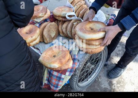 Nationale usbekische Brote werden auf dem Markt in Basar, Usbekistan, Zentralasien verkauft Stockfoto