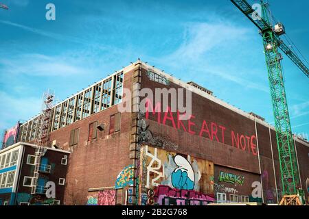 Verlassene Industriegebäude, besetzt mit Graffiti und Straßenkunst in Amsterdam NDSM Werf (Amsterdam North) während des I-J Hallen Flea Market Stockfoto